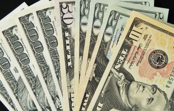 Dollar falls, yen reigns amid Syria jitters